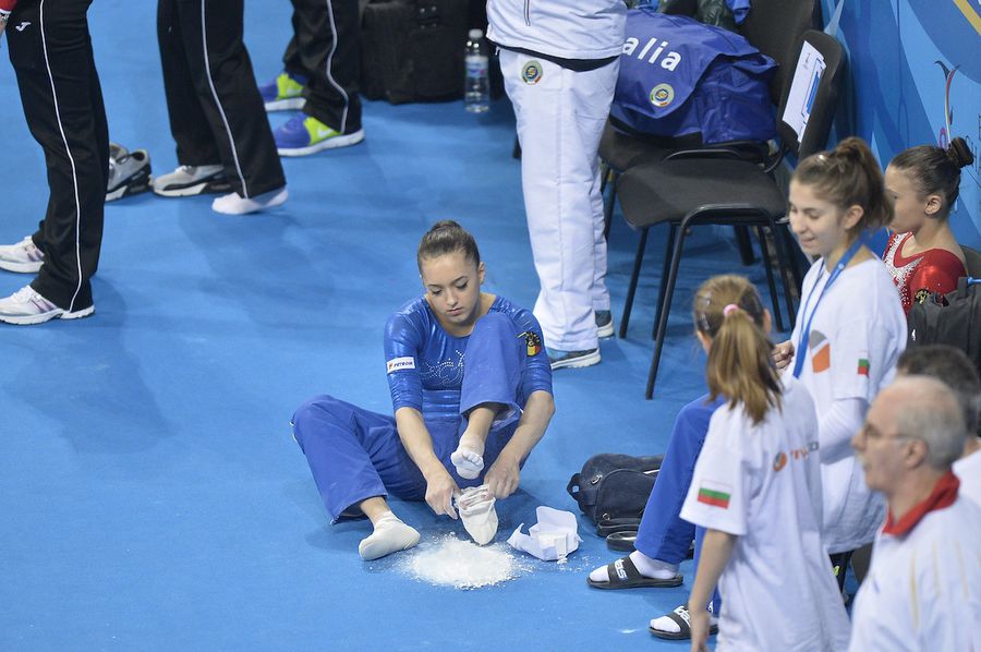 Larisa Iordache, concentrată înainte de concurs Fața dură a carierei unei campioane » Larisa Iordache: „Doctorul mi-a zis că aș fi putut să-mi pierd rinichiul, dacă mai concuram o oră”