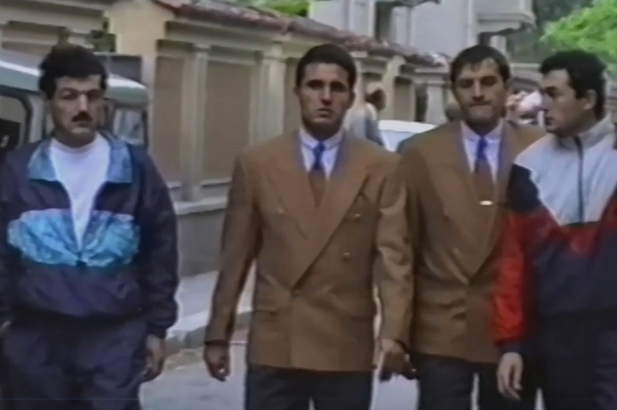Imagini de arhivă antologice în primul episod din noua serie FIFA, dedicat lui Gică Hagi: „Regele”, Becali și Balint, la plimbare, după Revoluție
