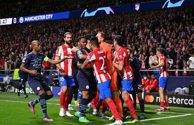 S-au tras de păr! » Încăierare generală pe final la Atletico - City + Poliția a intervenit să-i despartă