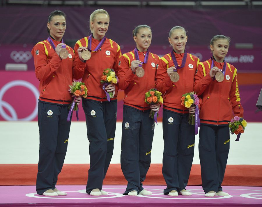 Larisa Iordache la JO din 2012, medaliată cu bronz alături de echipa României Fața dură a carierei unei campioane » Larisa Iordache: „Doctorul mi-a zis că aș fi putut să-mi pierd rinichiul, dacă mai concuram o oră”