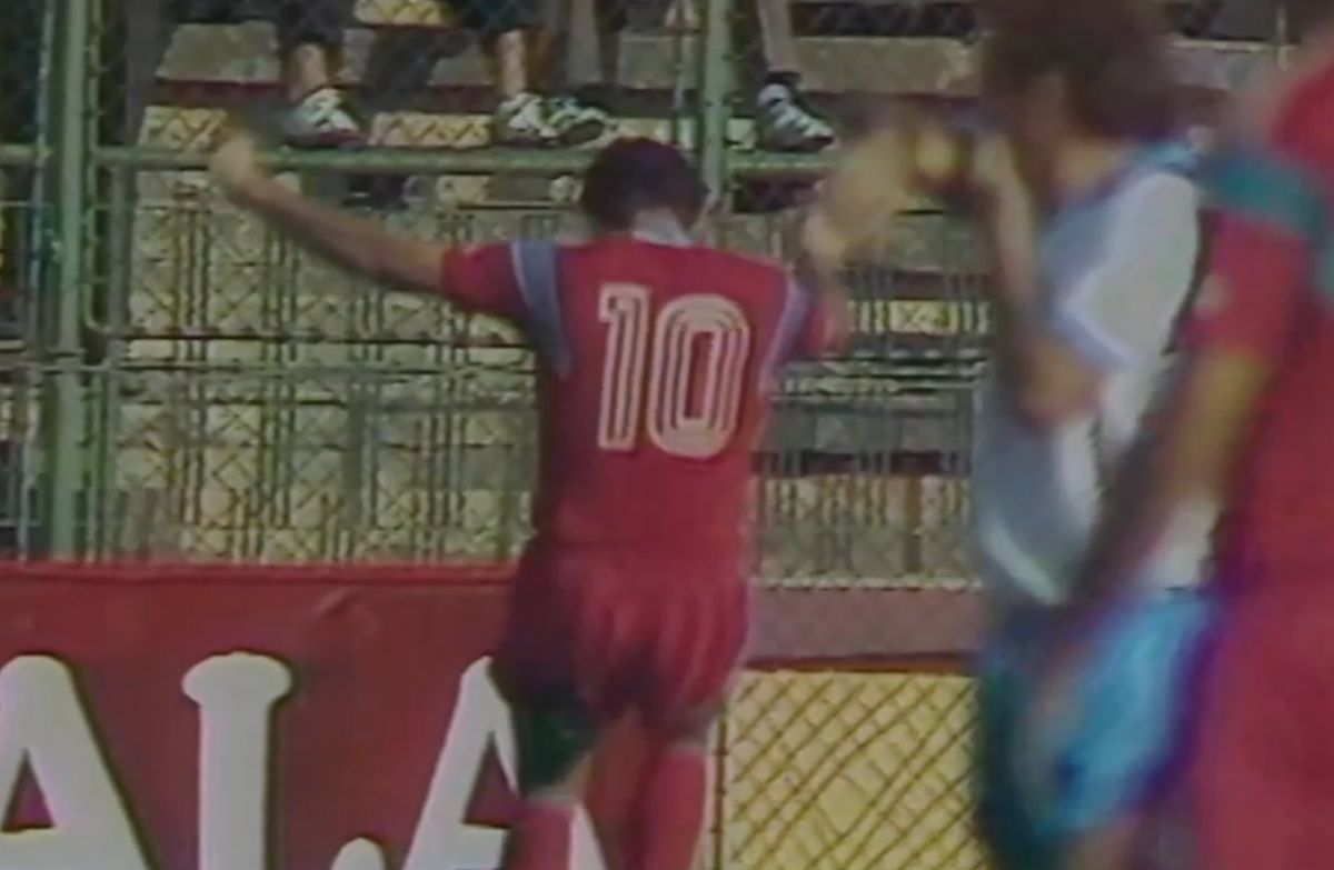 Imagini de arhivă antologice în primul episod din noua serie FIFA, dedicat lui Gică Hagi: „Regele”, Becali și Balint, la plimbare, după Revoluție