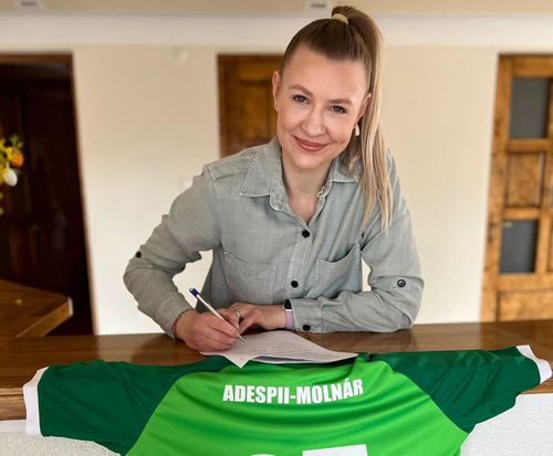 Andreea Adespii-Molnár semnând pentru noua echipă
