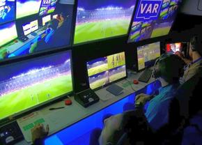 Incredibil Deși sunt decisivi în Superligă, arbitrii VAR câștigă mai puțin decât tușierii