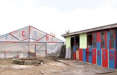 Pasiunea pentru FCSB nu are limite » Un oltean și-a vopsit locuința în roș-albastru: „Fac și cotețele la porci și găini”