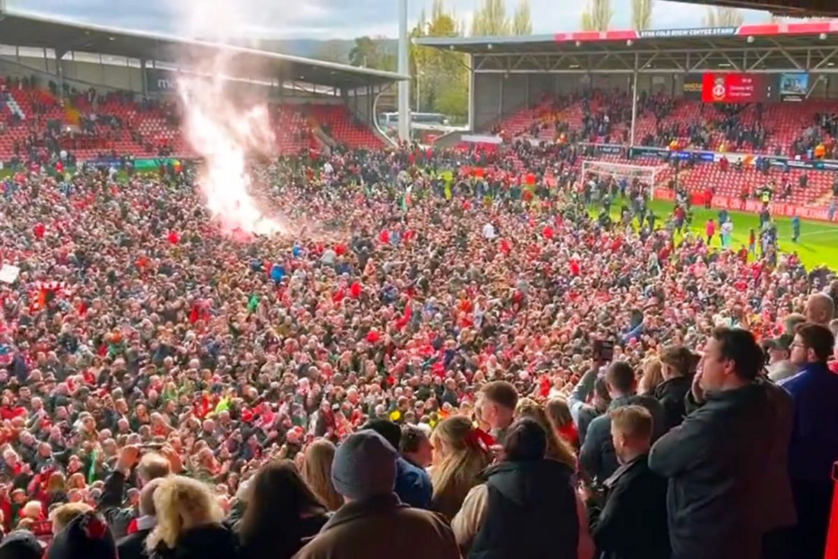 Echipa vedetelor de la Hollywood a făcut-o din nou! Nebunie totală în Anglia, după a doua promovare consecutivă, fanii au invadat terenul