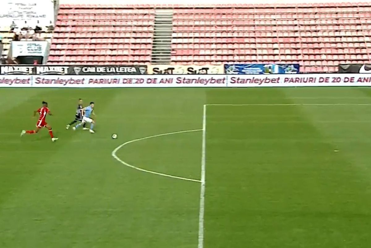 Ce au vrut să facă? Două gafe în aceeași fază în Superliga » Incredibil de unde a ratat fostul atacant de la FCSB!