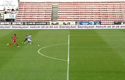 Ce au vrut să facă? Două gafe în aceeași fază în Superliga » Incredibil de unde a ratat fostul atacant de la FCSB!