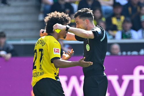 Meciul dintre Borussia Monchengladbach și Borussia Dortmund, scor 1-2, din runda #29 din Bundesliga, a oferit un moment care a creat confuzie în rândul celor 54.000 de spectatori.