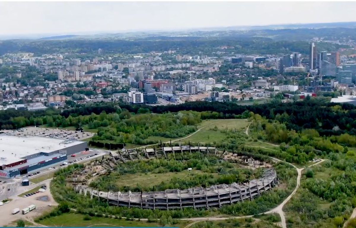 Probleme fără sfârșit! Stadionul început în 1987 a fost năpădit de vegetație » Proiect nou demarat: cost de 157 milioane de euro