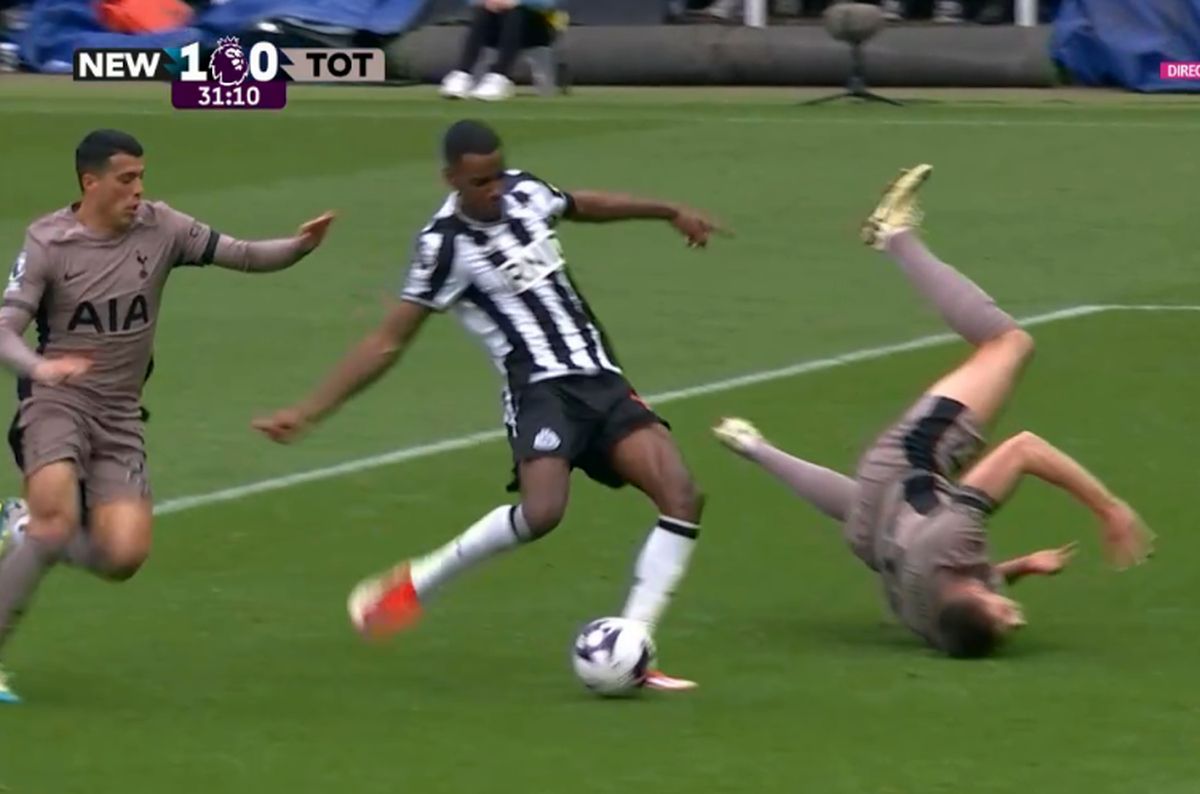 Micky van de Ven, pus în cap de două ori în prima repriză din Newcastle - Tottenham