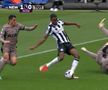 Micky van de Ven, pus în cap de două ori în prima repriză din Newcastle - Tottenham