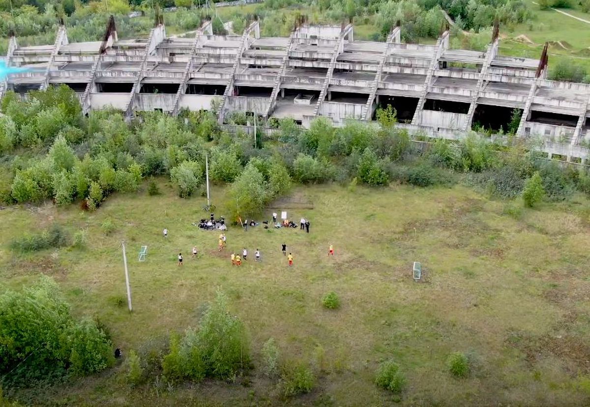 Probleme fără sfârșit! Stadionul început în 1987 a fost năpădit de vegetație » Proiect nou demarat: cost de 157 milioane de euro