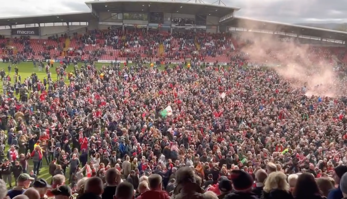 Echipa vedetelor de la Hollywood a făcut-o din nou! Nebunie totală în Anglia, după a doua promovare consecutivă, fanii au invadat terenul