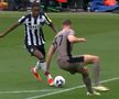 Micky van de Ven, pus în cap de două ori în prima repriză din Newcastle - Tottenham