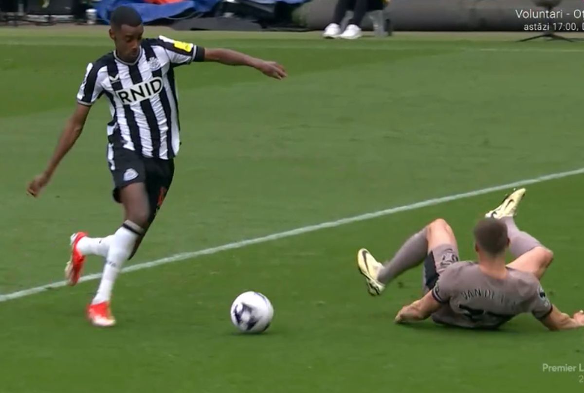 Micky van de Ven, pus în cap de două ori în prima repriză din Newcastle - Tottenham