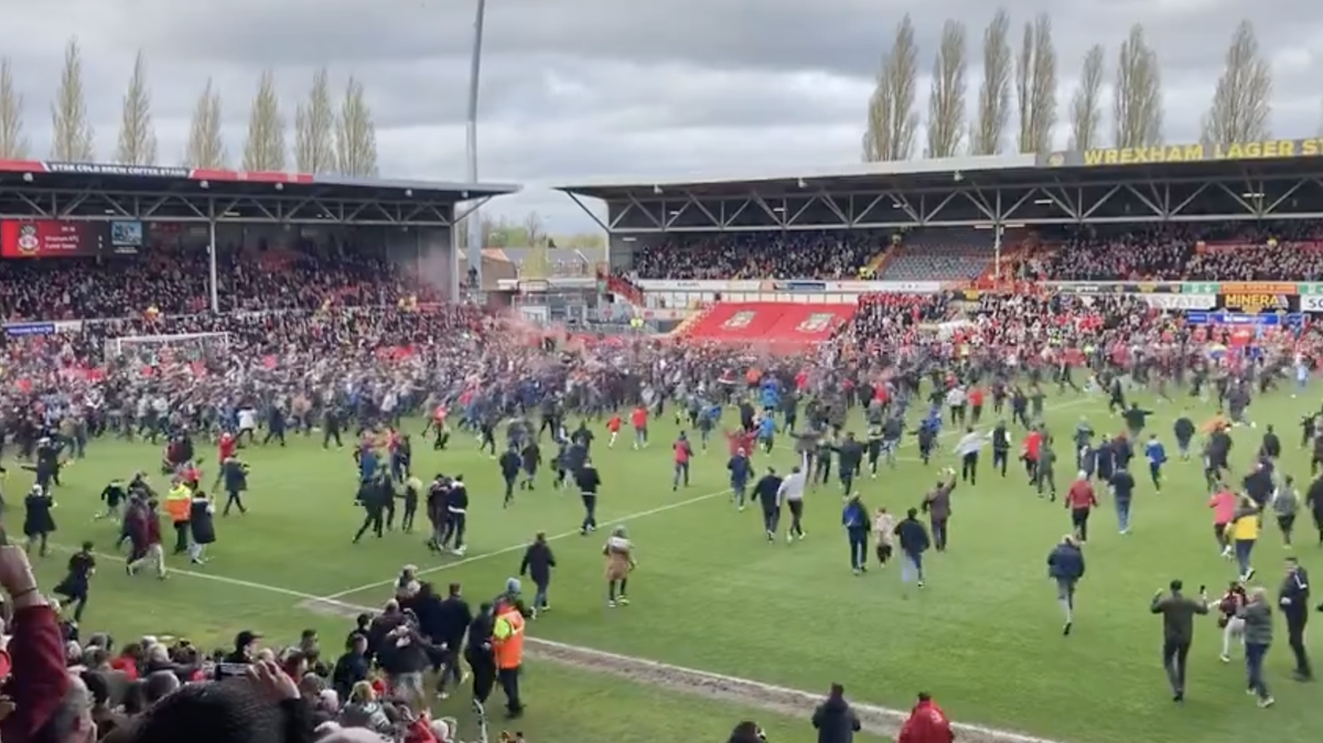 Echipa vedetelor de la Hollywood a făcut-o din nou! Nebunie totală în Anglia, după a doua promovare consecutivă, fanii au invadat terenul