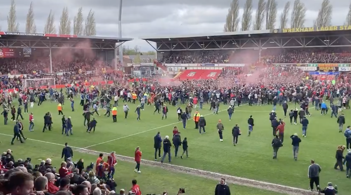 Echipa vedetelor de la Hollywood a făcut-o din nou! Nebunie totală în Anglia, după a doua promovare consecutivă, fanii au invadat terenul