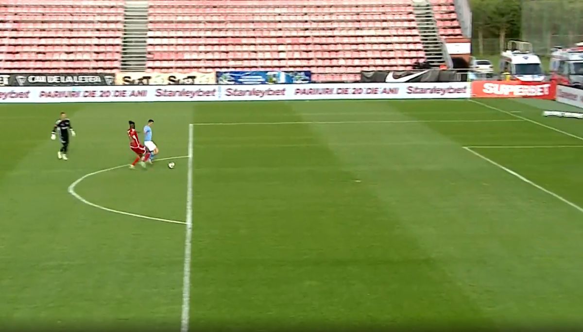 Ce au vrut să facă? Două gafe în aceeași fază în Superliga » Incredibil de unde a ratat fostul atacant de la FCSB!