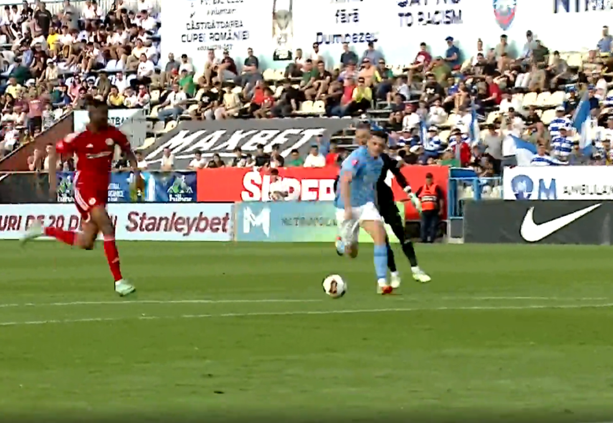 Ce au vrut să facă? Două gafe în aceeași fază în Superliga » Incredibil de unde a ratat fostul atacant de la FCSB!