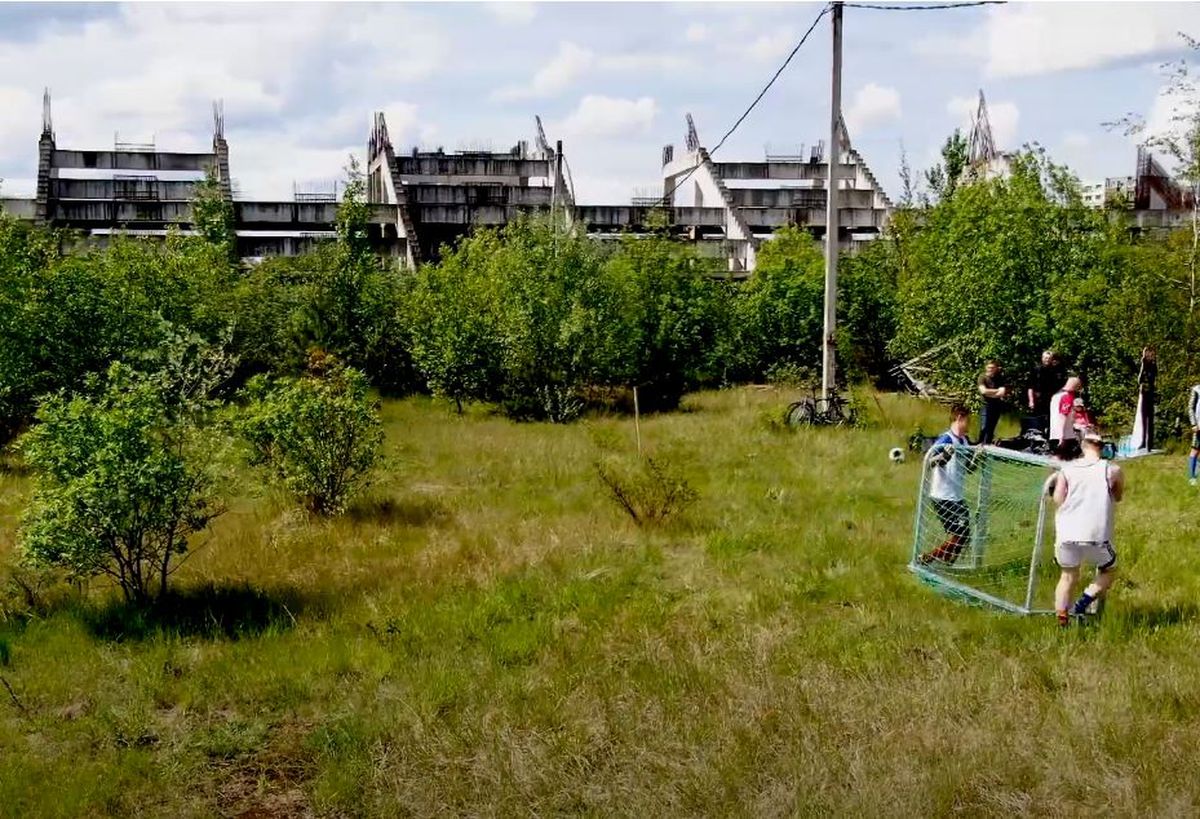 Probleme fără sfârșit! Stadionul început în 1987 a fost năpădit de vegetație » Proiect nou demarat: cost de 157 milioane de euro