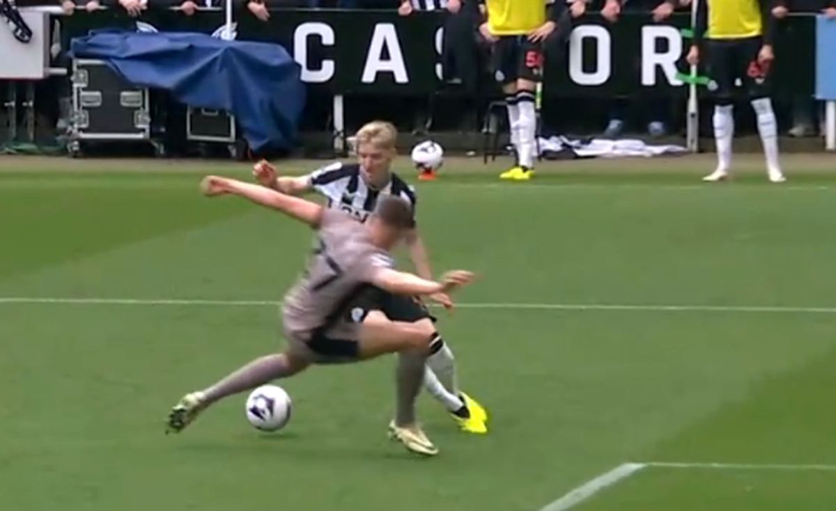 Micky van de Ven, pus în cap de două ori în prima repriză din Newcastle - Tottenham