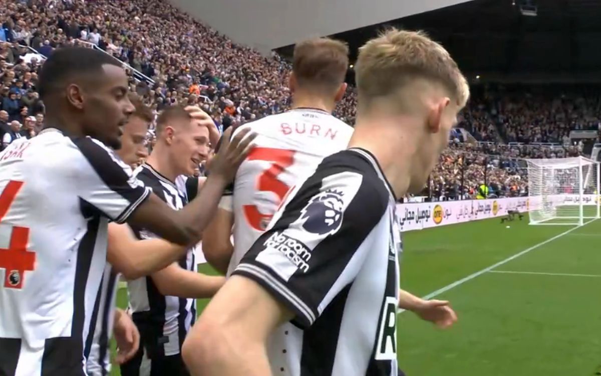 Micky van de Ven, pus în cap de două ori în prima repriză din Newcastle - Tottenham