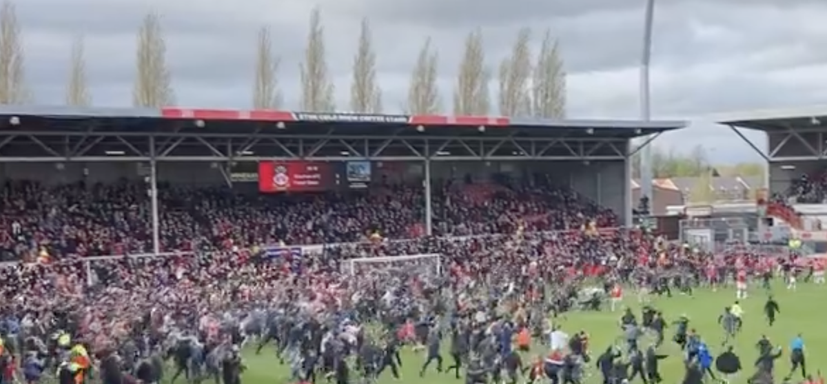 Echipa vedetelor de la Hollywood a făcut-o din nou! Nebunie totală în Anglia, după a doua promovare consecutivă, fanii au invadat terenul