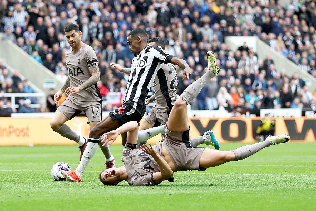 Micky van de Ven, pus în cap de două ori în prima repriză din Newcastle - Tottenham