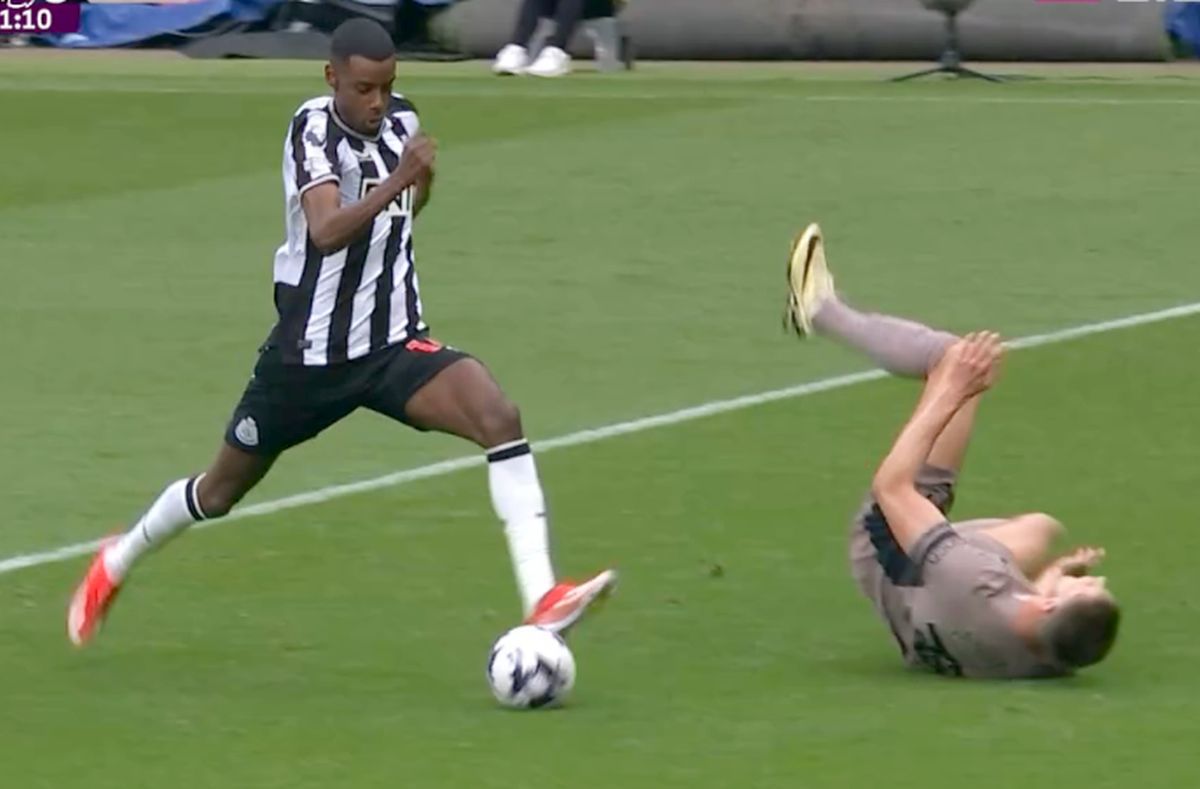 Micky van de Ven, pus în cap de două ori în prima repriză din Newcastle - Tottenham