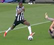 Micky van de Ven, pus în cap de două ori în prima repriză din Newcastle - Tottenham