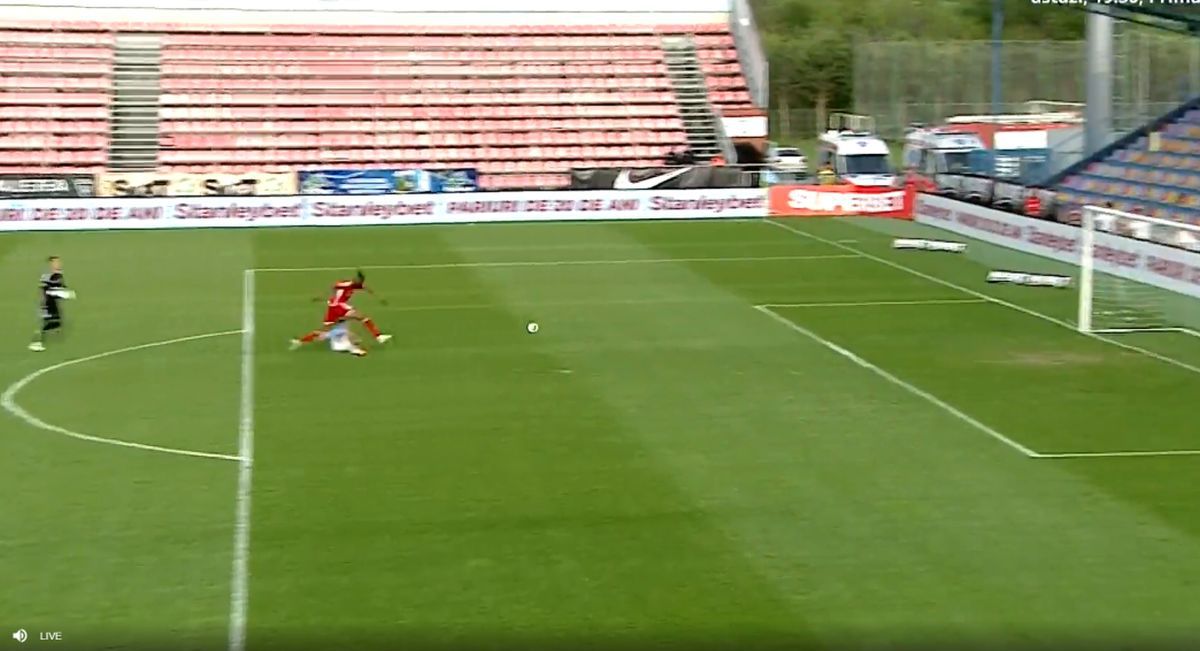 Ce au vrut să facă? Două gafe în aceeași fază în Superliga » Incredibil de unde a ratat fostul atacant de la FCSB!