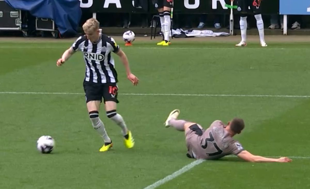 Micky van de Ven, pus în cap de două ori în prima repriză din Newcastle - Tottenham