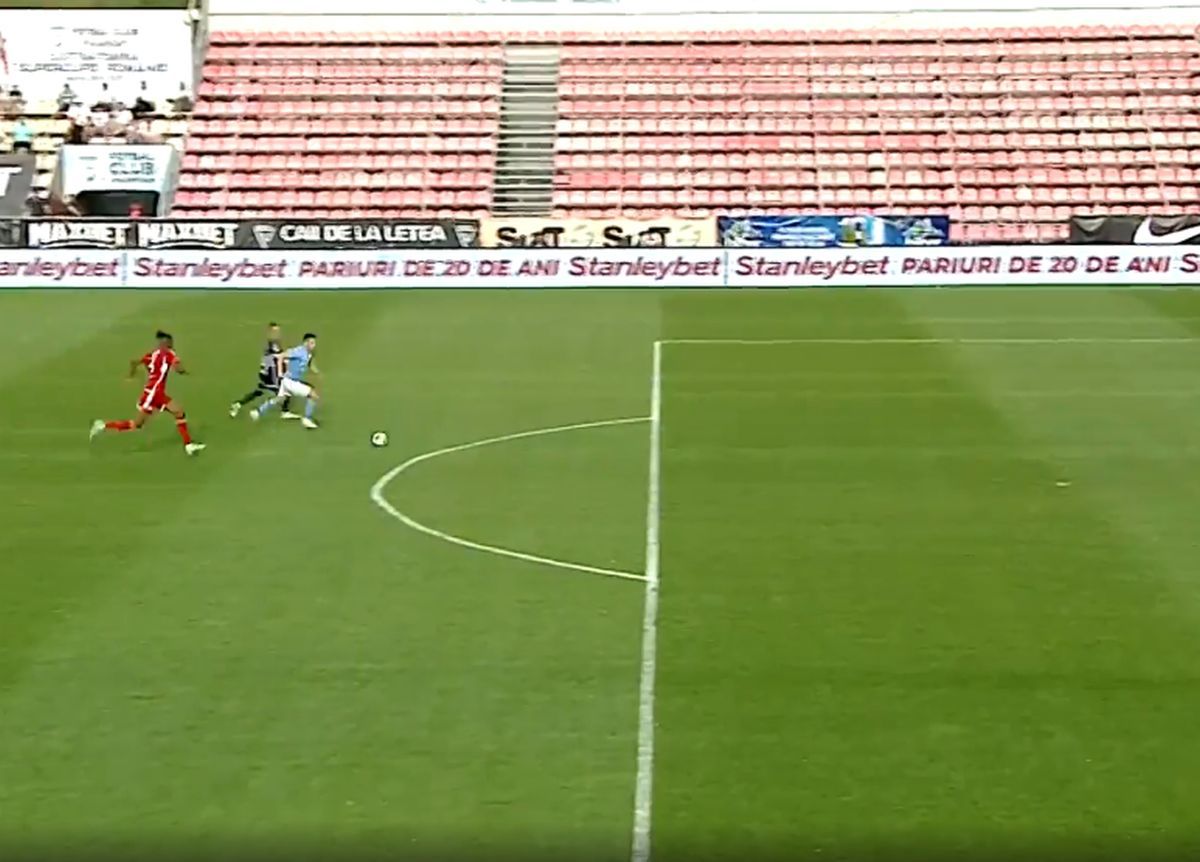 Ce au vrut să facă? Două gafe în aceeași fază în Superliga » Incredibil de unde a ratat fostul atacant de la FCSB!