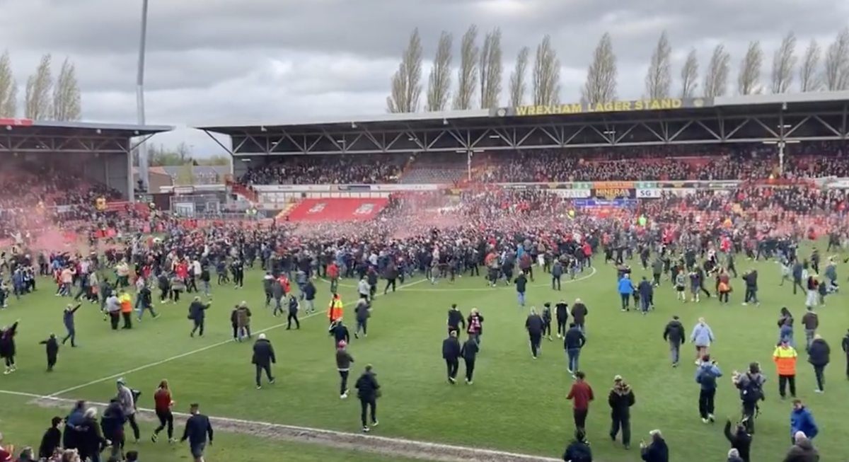 Echipa vedetelor de la Hollywood a făcut-o din nou! Nebunie totală în Anglia, după a doua promovare consecutivă, fanii au invadat terenul