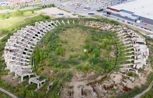 Probleme fără sfârșit! Stadionul început în 1987 a fost năpădit de vegetație » Proiect nou demarat: cost de 157 milioane de euro