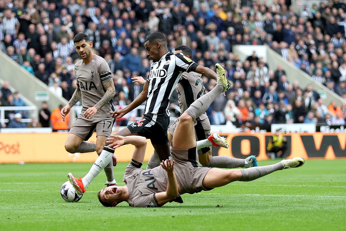 Micky van de Ven, pus în cap de două ori în prima repriză din Newcastle - Tottenham