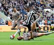 Micky van de Ven, pus în cap de două ori în prima repriză din Newcastle - Tottenham