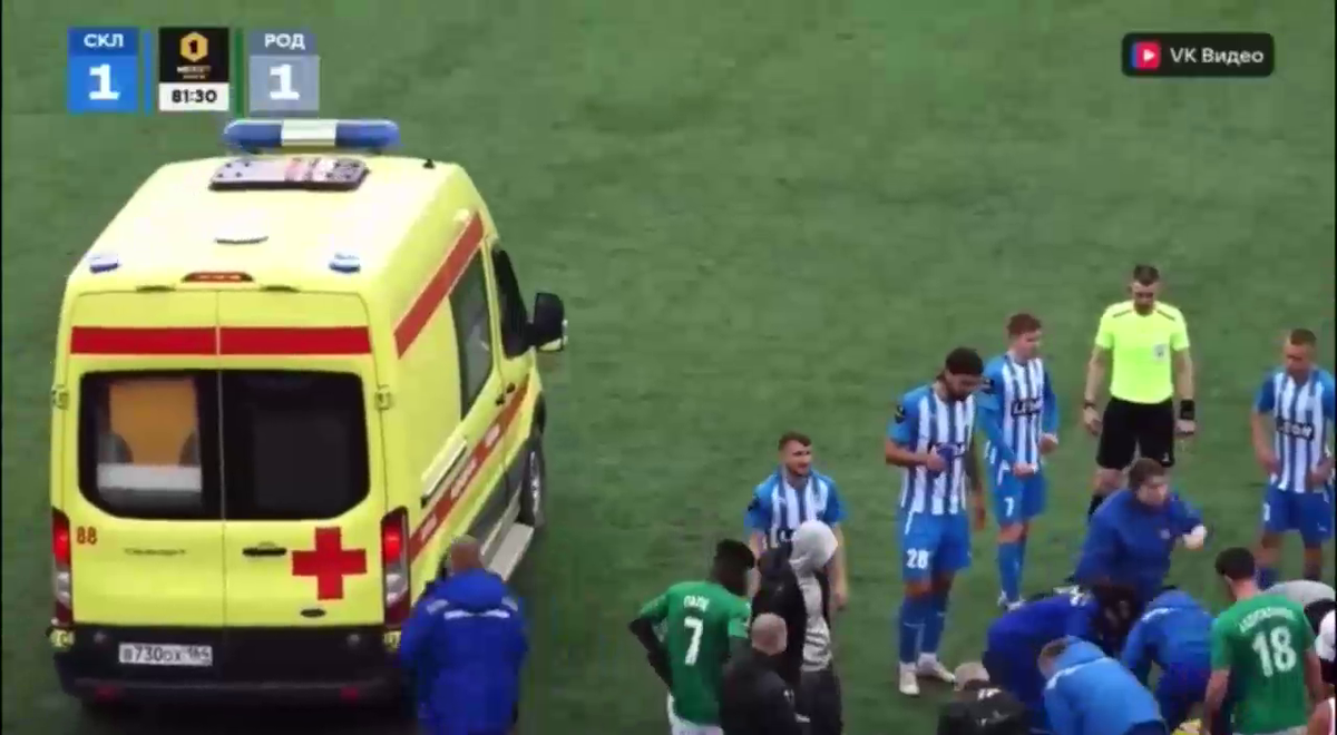 Cea mai brutală ciocnire între fotbaliști într-un meci din Rusia! Două ambulanțe au intrat pe teren, iar jucătorii au fost transportați de urgență la spital