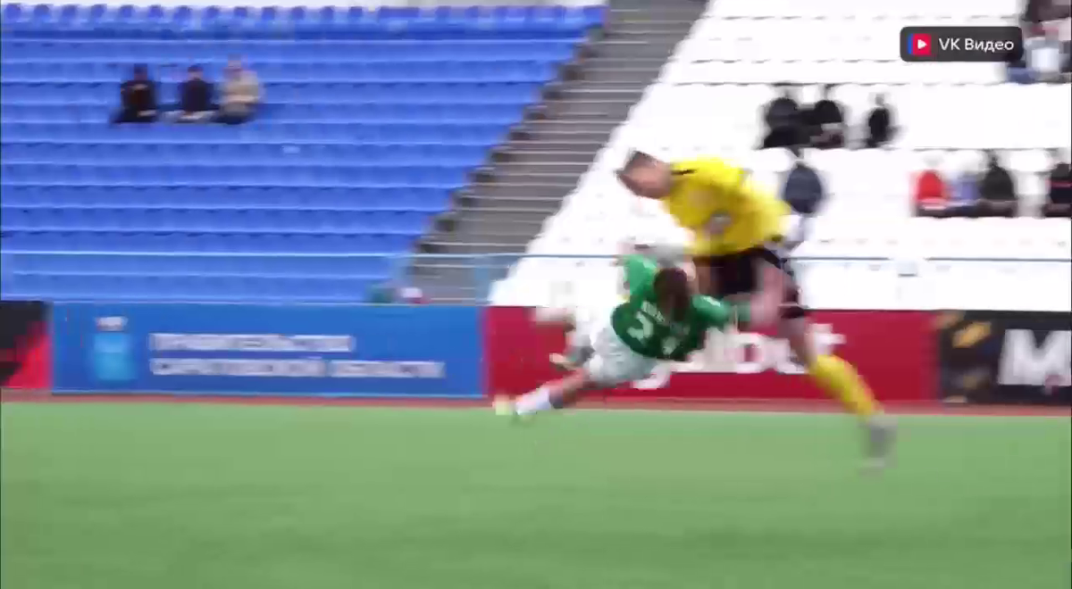 Cea mai brutală ciocnire între fotbaliști într-un meci din Rusia! Două ambulanțe au intrat pe teren, iar jucătorii au fost transportați de urgență la spital