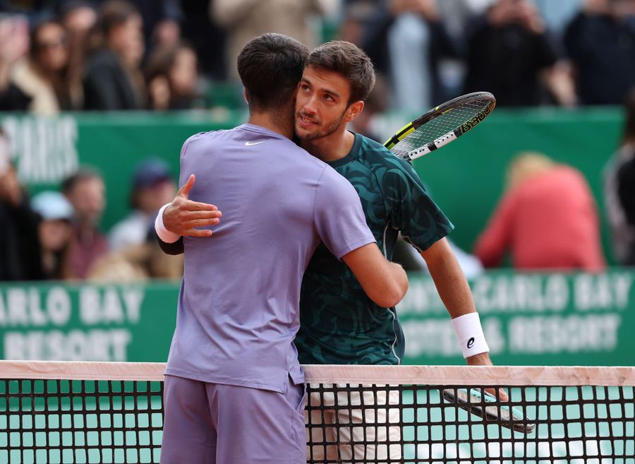 Carlos Alcaraz și Lorenzo Musetti, îmbrățișare la fileu după finala de la Monte Carlos Foto: Guliver/GettyImages Carlos Alcaraz, campion în premieră la Monte Carlo, călcând pe urmele compatriotului Rafael Nadal! » Spaniolul revine pe locul 2 ATP