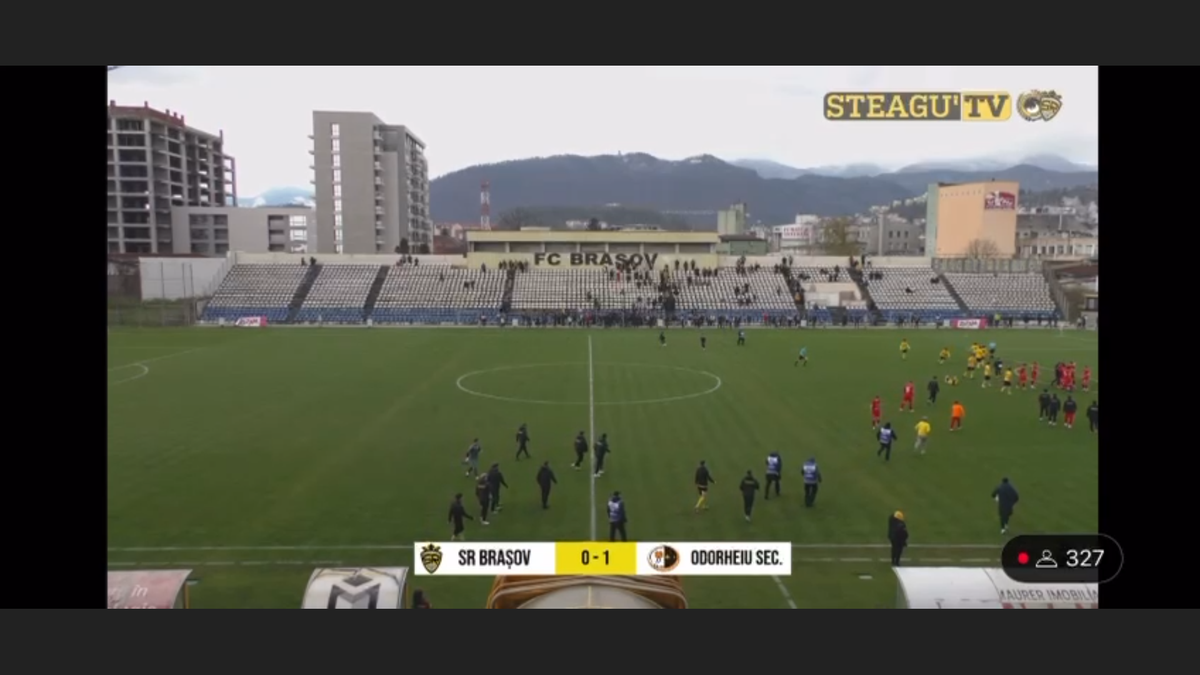 Scene uluitoare într-un meci de Liga 3 din România: fanii au pătruns pe teren și au bătut un jucător! Ce a scris arbitrul în raport: „Acesta a lovit cu brutalitate, cu pumnul”