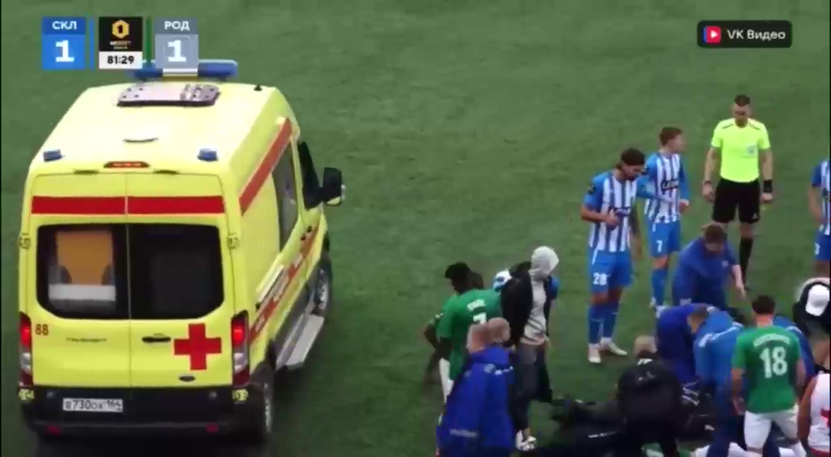 Cea mai brutală ciocnire între fotbaliști într-un meci din Rusia! Două ambulanțe au intrat pe teren, iar jucătorii au fost transportați de urgență la spital