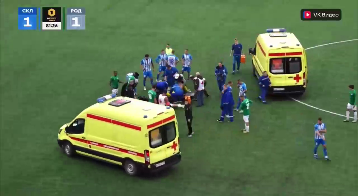 Cea mai brutală ciocnire între fotbaliști într-un meci din Rusia! Două ambulanțe au intrat pe teren, iar jucătorii au fost transportați de urgență la spital