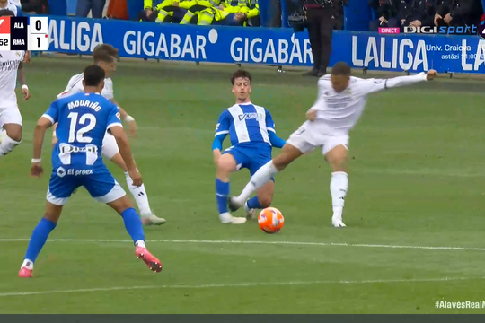 Kylian Mbappe, cartonaș roșu după o intrare criminală în Alaves - Real Madrid, foto: captură Digi Sport