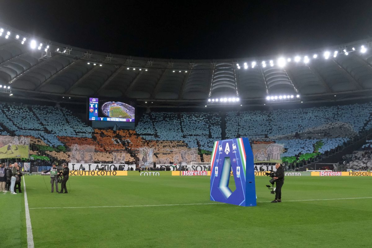 Scenografie spectaculoasă a suporterilor lui Lazio pentru derby-ul cu AS Roma
