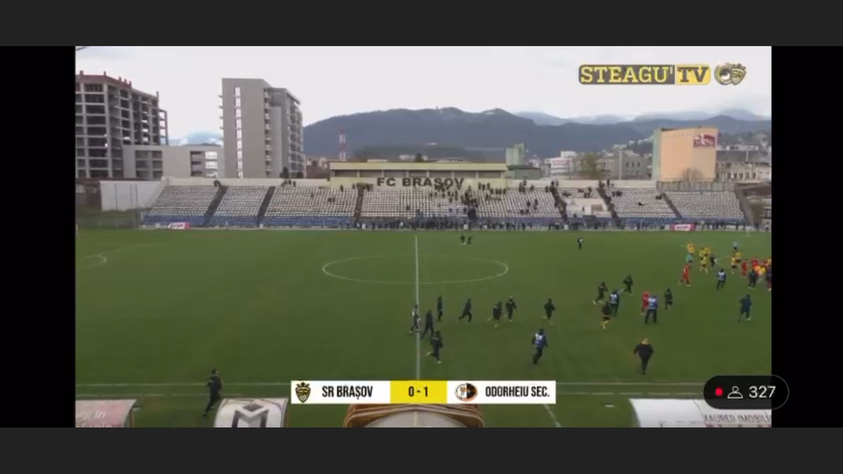 Scene uluitoare într-un meci de Liga 3 din România: fanii au pătruns pe teren și au bătut un jucător! Ce a scris arbitrul în raport: „Acesta a lovit cu brutalitate, cu pumnul”