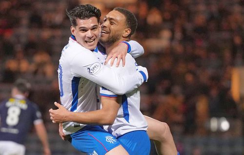 Ianis Hagi, felicitat de un coleg Foto: Imago
