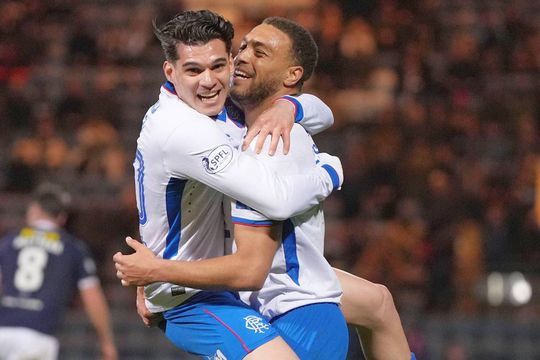 Ianis Hagi, felicitat de un coleg Foto: Imago