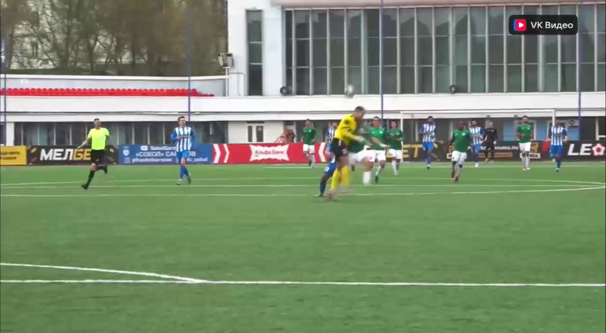 Cea mai brutală ciocnire între fotbaliști într-un meci din Rusia! Două ambulanțe au intrat pe teren, iar jucătorii au fost transportați de urgență la spital