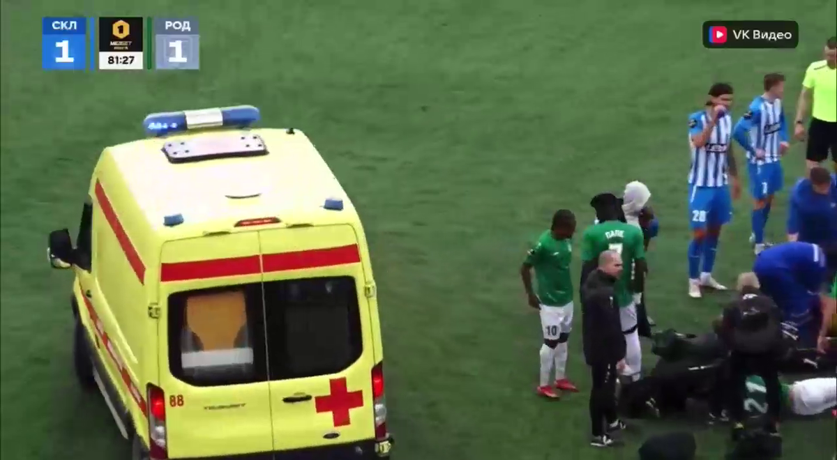 Cea mai brutală ciocnire între fotbaliști într-un meci din Rusia! Două ambulanțe au intrat pe teren, iar jucătorii au fost transportați de urgență la spital